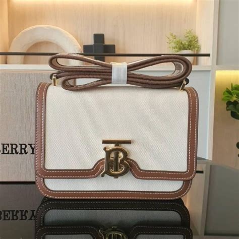 กระเป๋า Burberry ผู้หญิง ราคา .